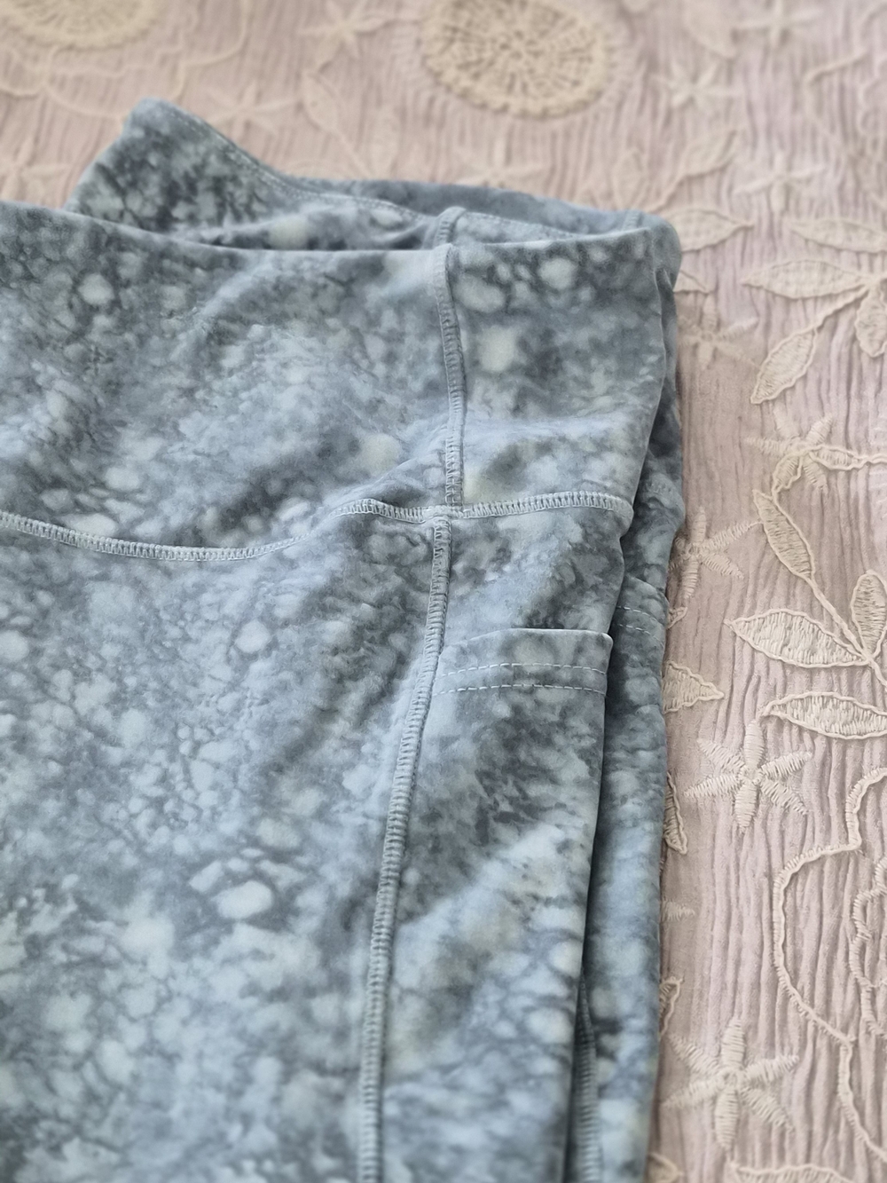 Marissa Olivia Blue Gray Marble Print Capri Leggings Size 2X with Pockets - Picture 8 of 11
